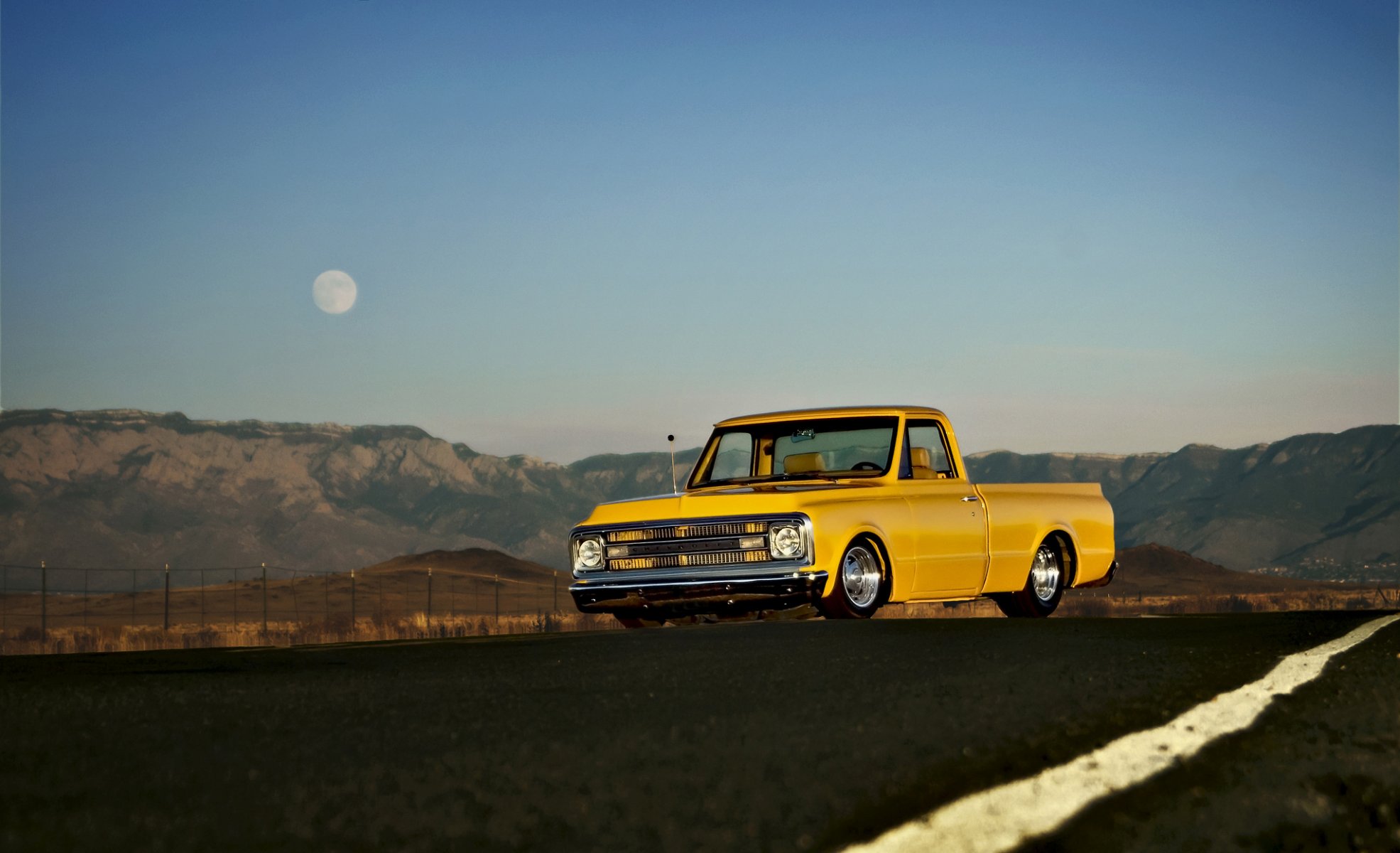 chevrolet c10 1969 vorne scheinwerfer räder straße hügel mond himmel feld zaun