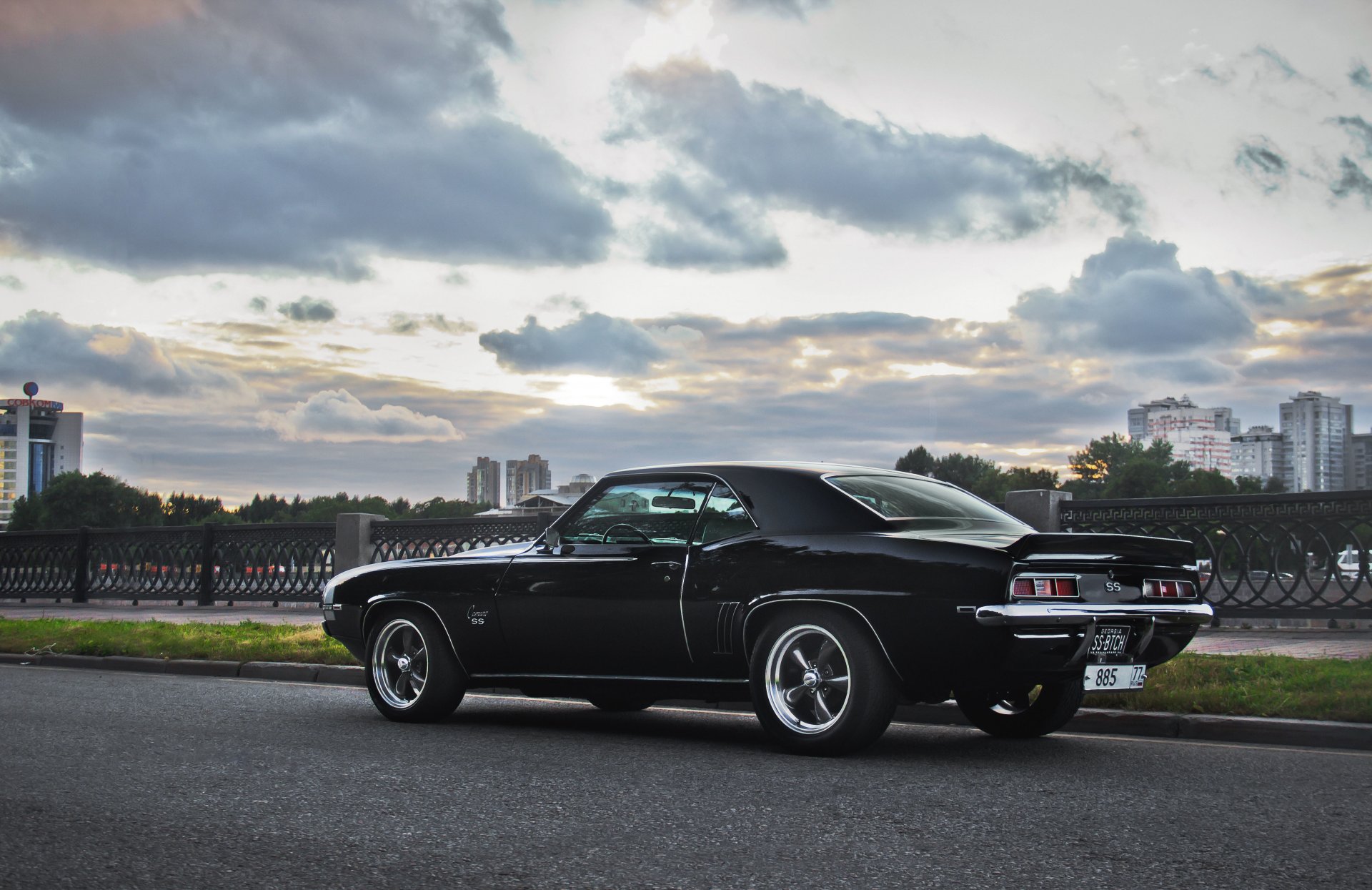 chevrolet camaro ss noir jantes feu arrière rue bâtiments nuages ciel soirée