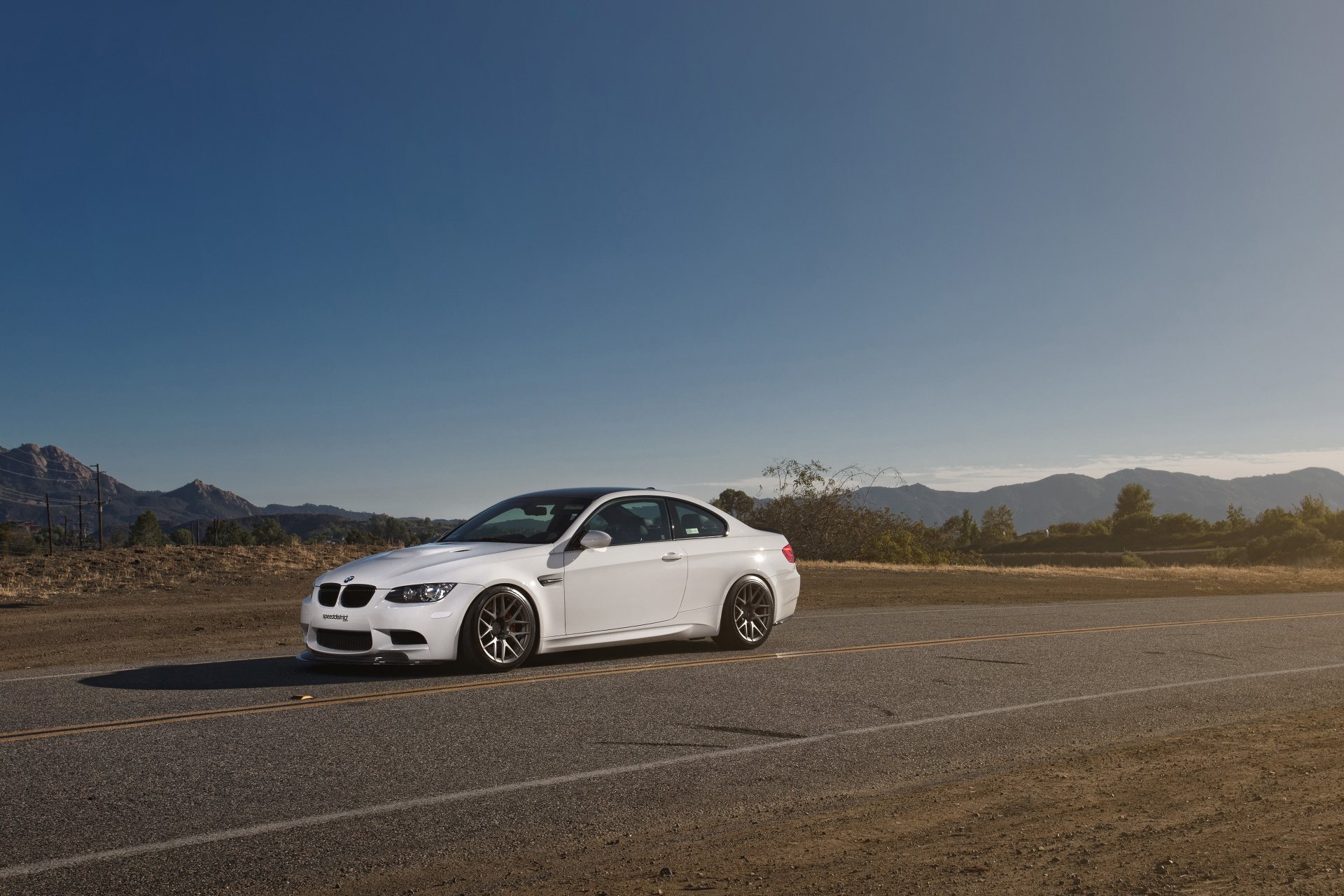 bmw m3 e92 bmw blanc vue de face ciel montagnes