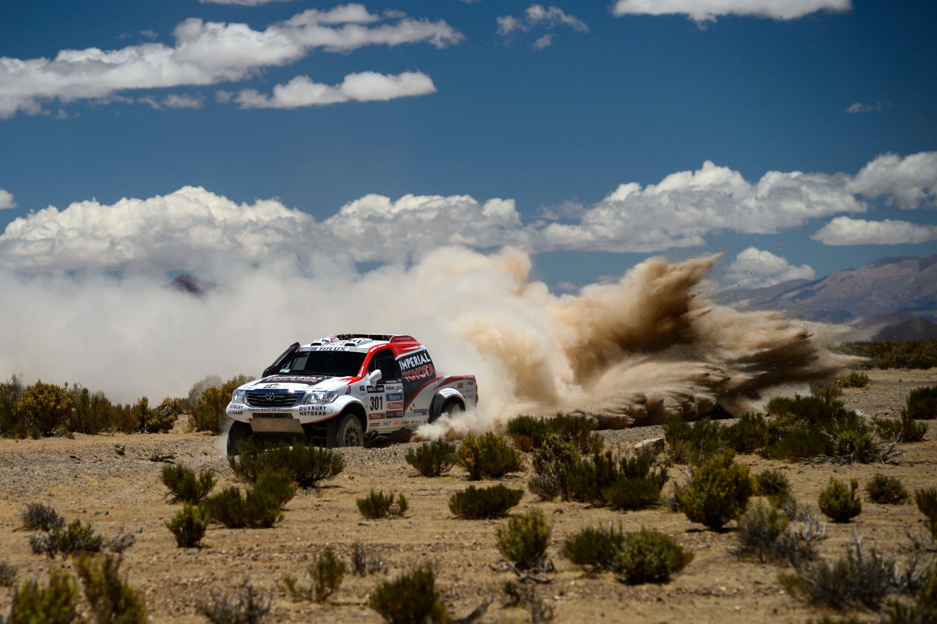 toyota hilux rally toyota dakar nuvole