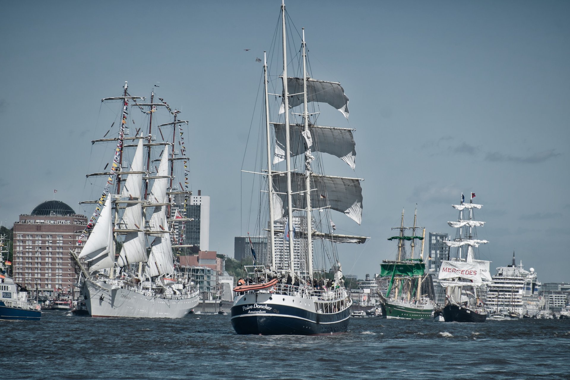 hamburg niemcy łaba łaba rzeka parada statki żaglówki