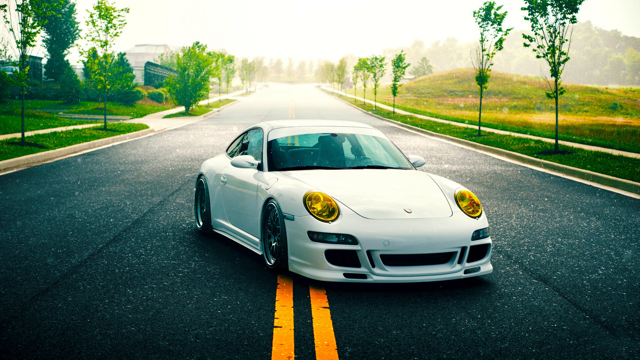 porsche 911 gt3 bianco supercar strada verde natura stancenation