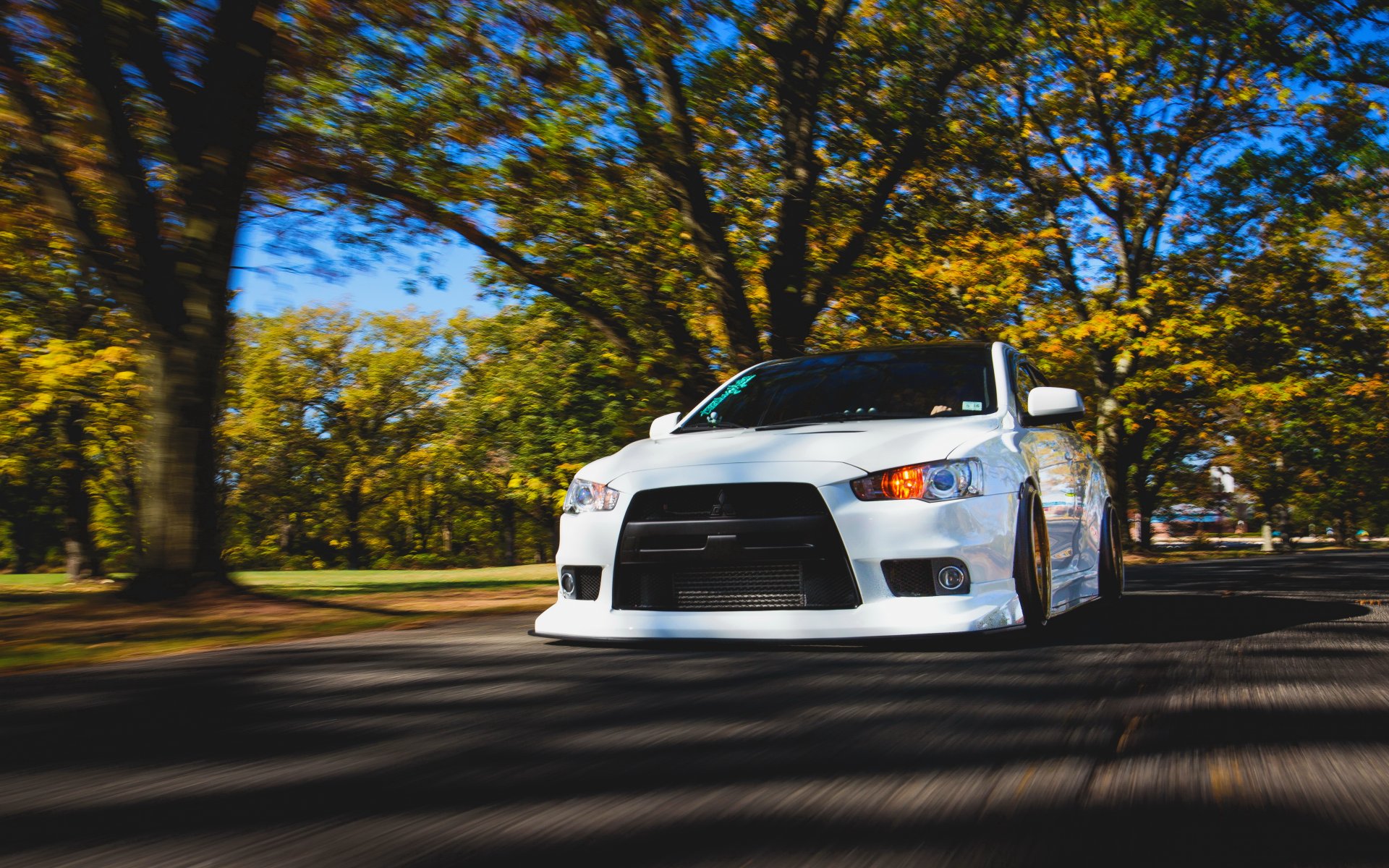 mitsubishi profesión evo x coche blanco tuning posición bajo en movimiento papel pintado automático