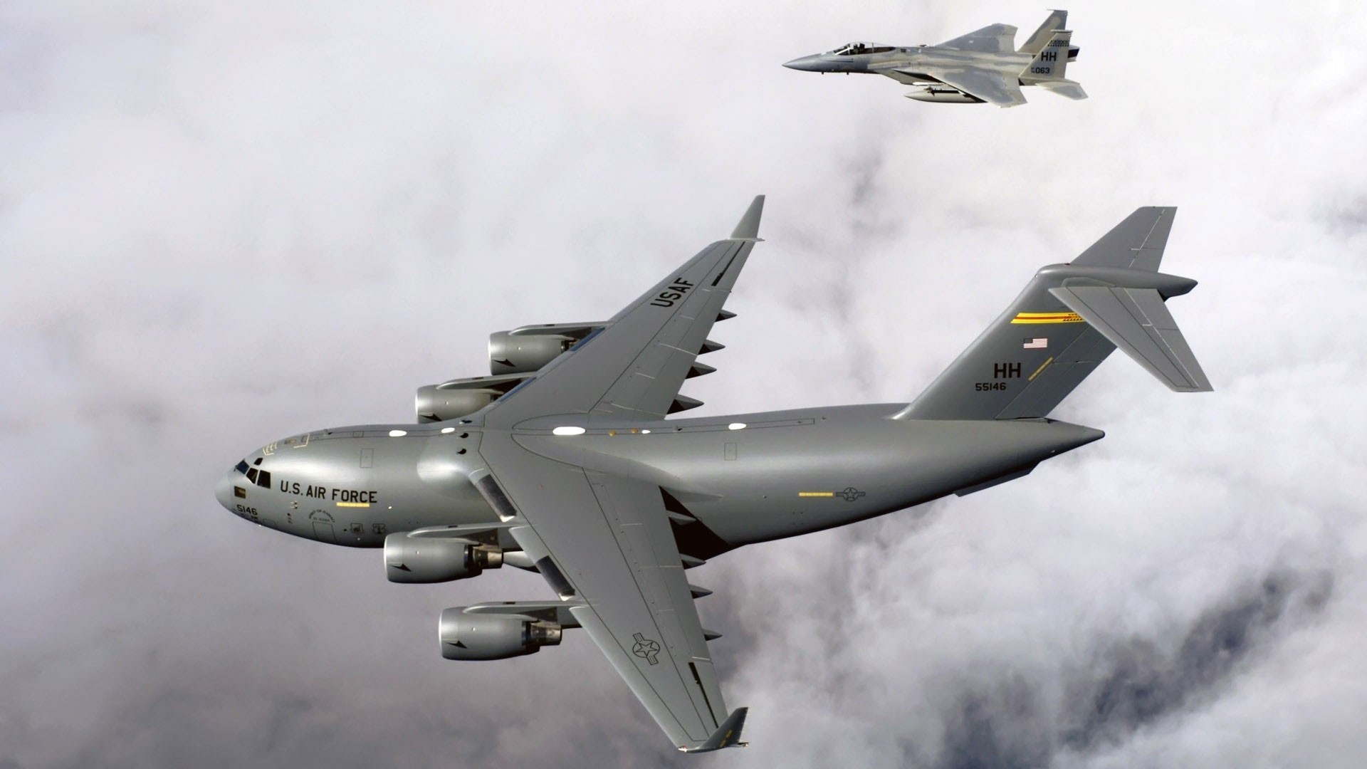 aereo due caccia militare c-17 globemaster