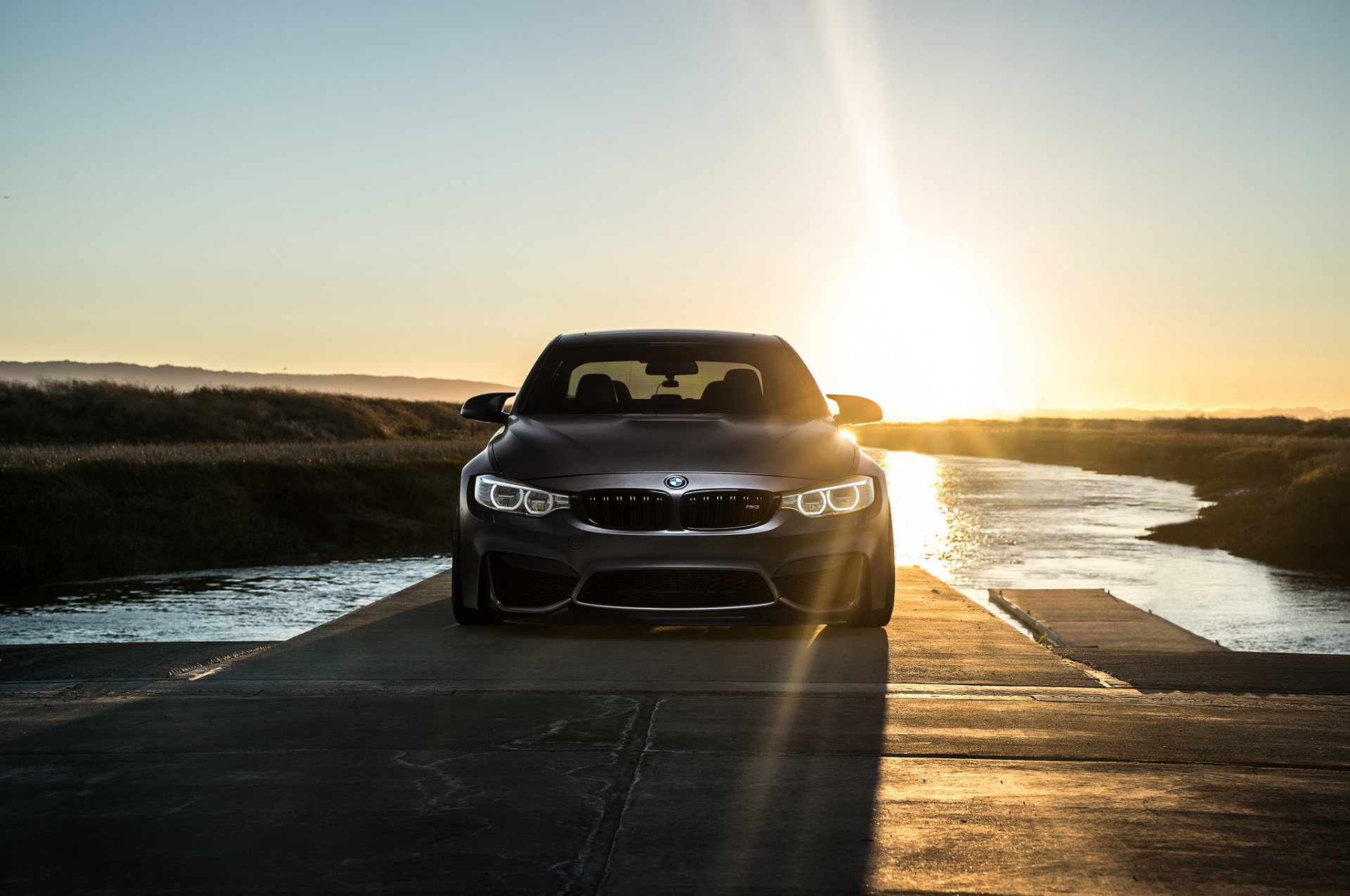 bmw m3 f80 modo carbono frente mate negro sol cielo agua