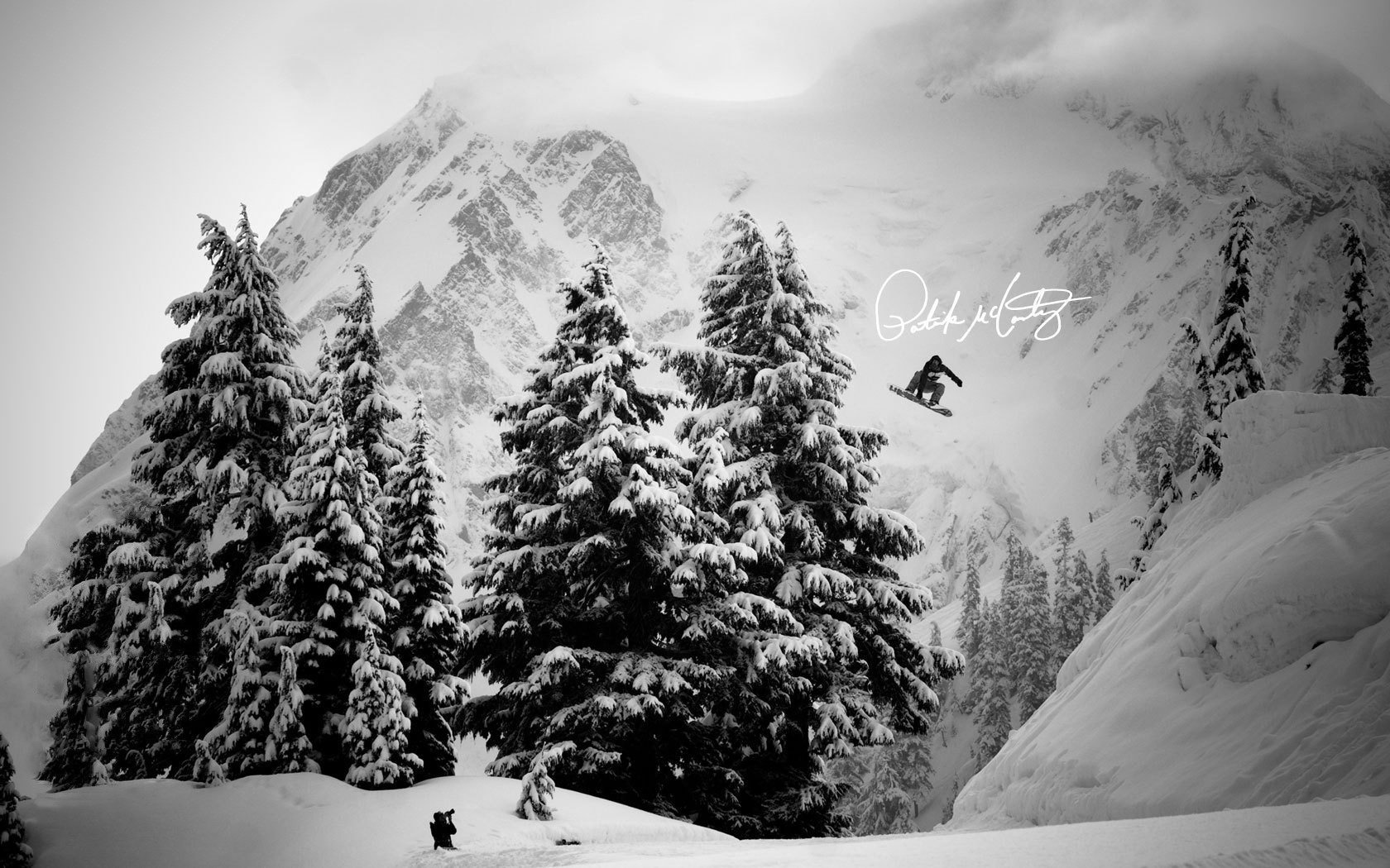 nowboards il est capable de voler dans la congère snowboard saut incroyable photographe vue montagnes neige hiver arbres de noël arbres b-b