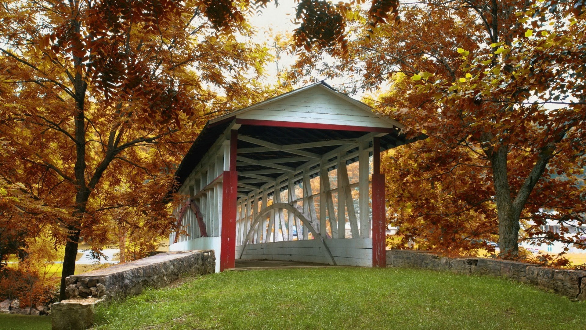 brücke steine bäume buntes laub wald park laubfall goldene zeit sommer gelbe blätter herbstfarben