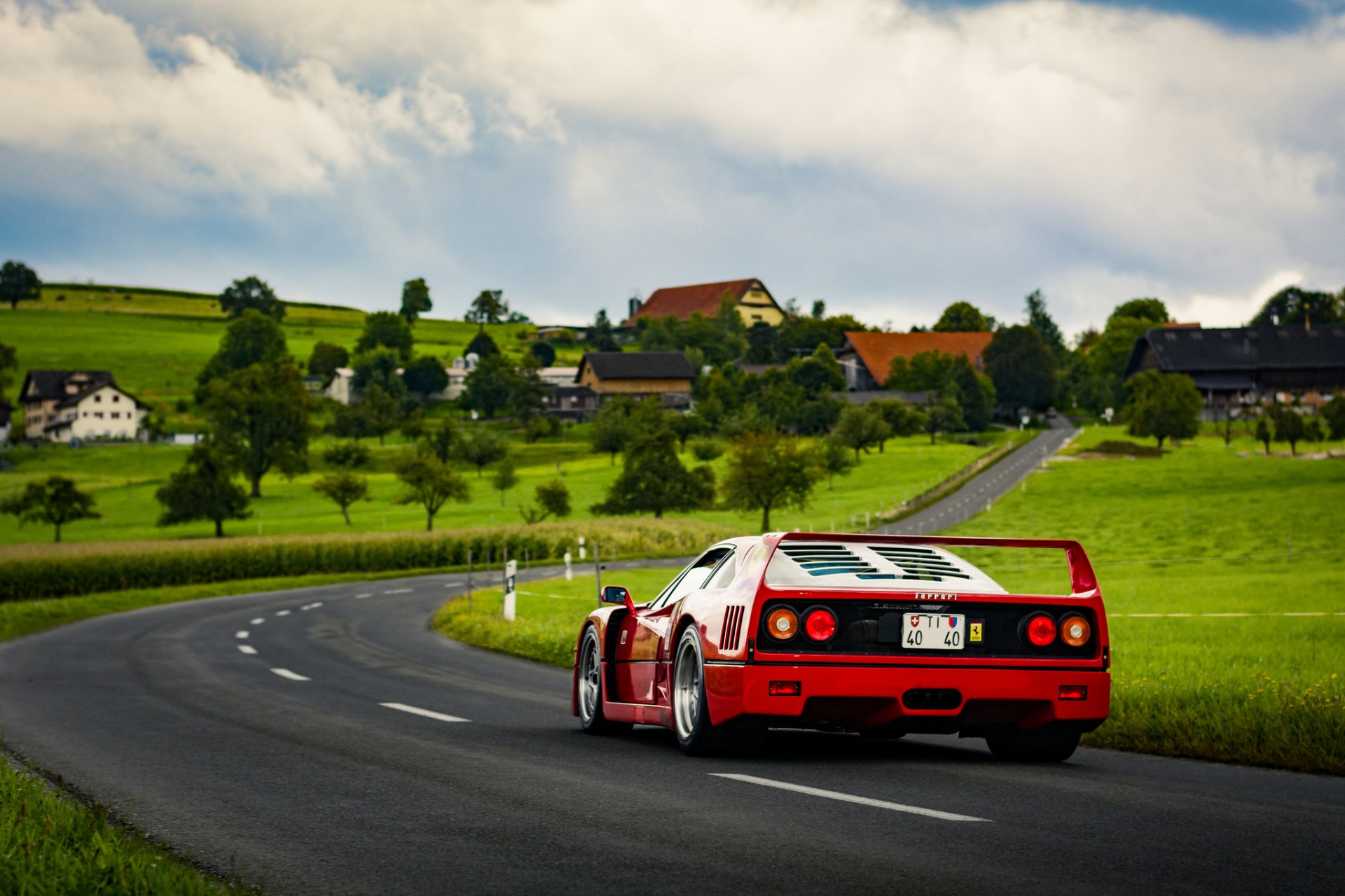 ferrari f40 posteriore lampade strada campo villaggio erba nuvole cielo