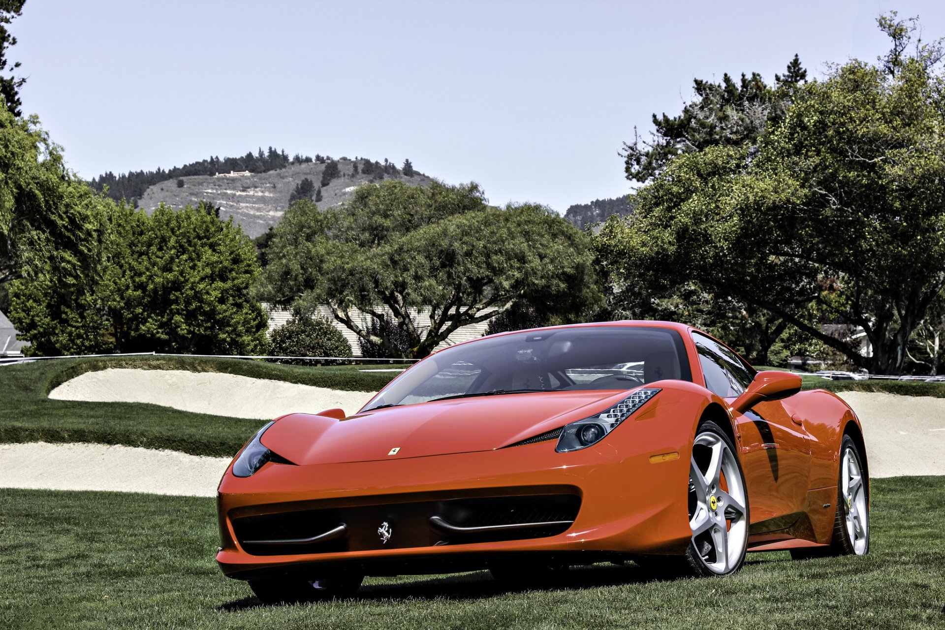 ferrari 458 italia rouge herbe avant ciel arbre ferrari italie rouge champ arbres