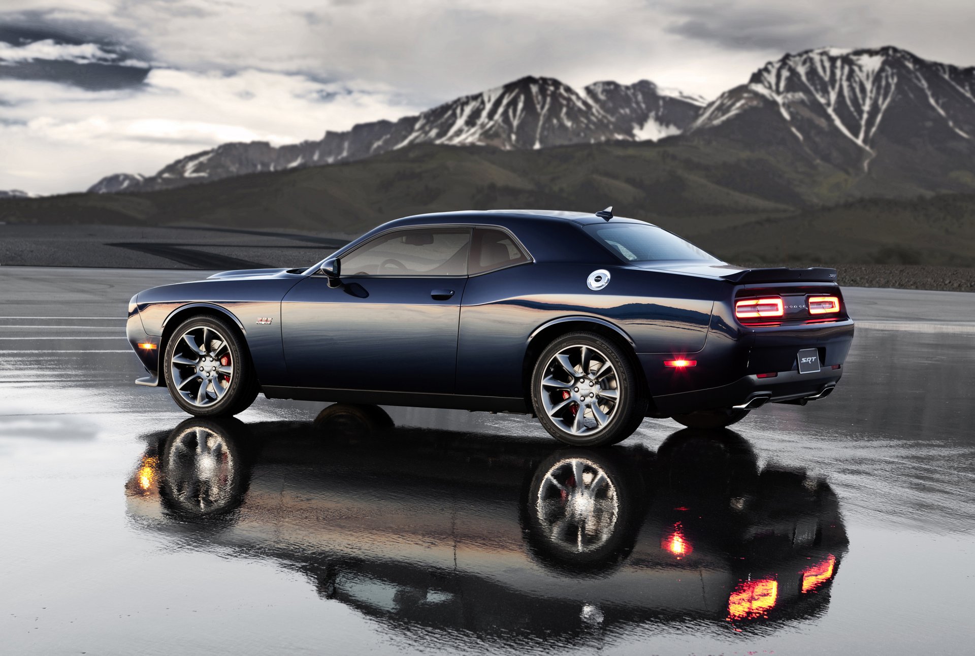 dodge challenger sto hemi muscle car woda odbicie góry krajobraz