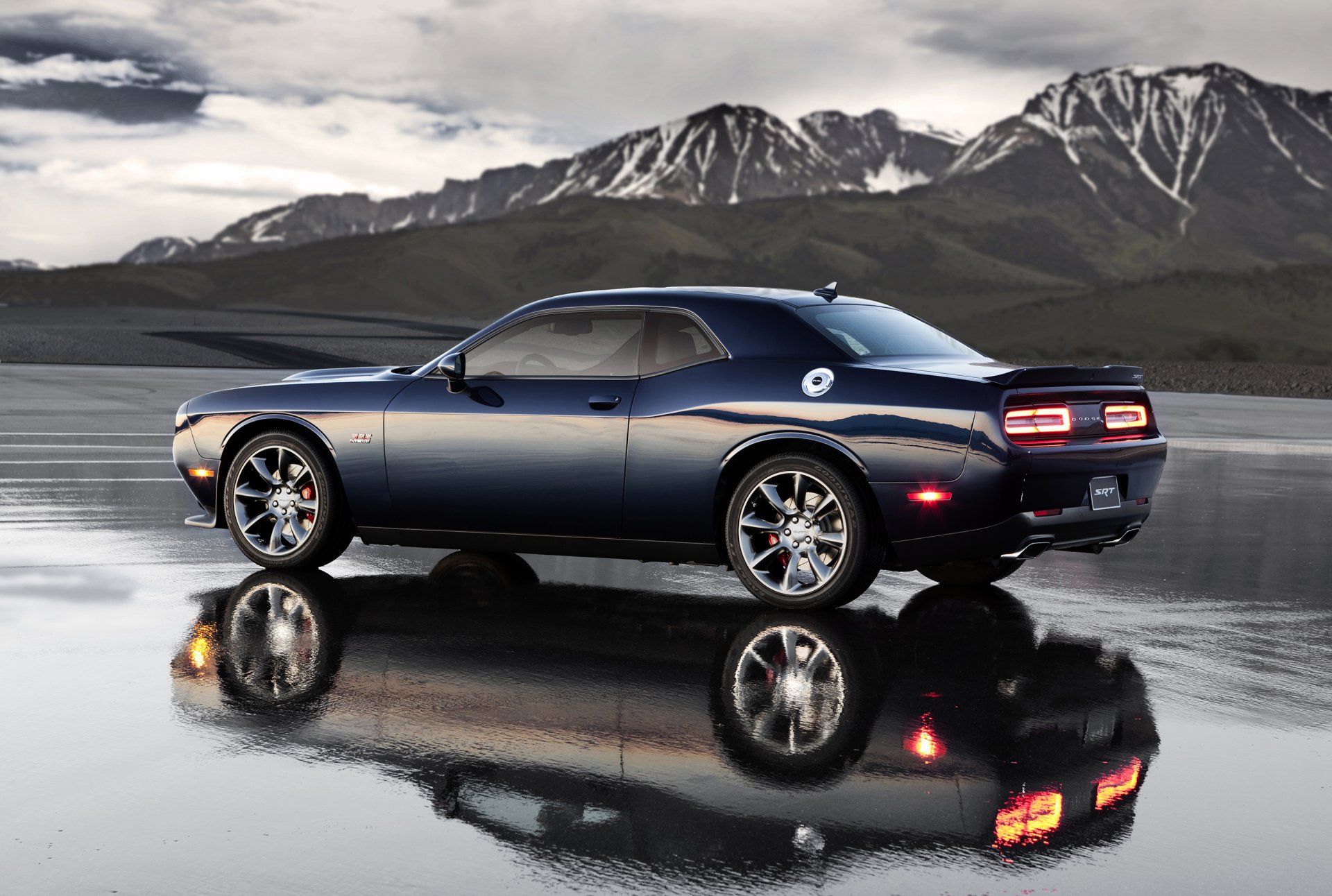esquiver challenger srt hemi voiture de muscle eau réflexion montagnes paysage