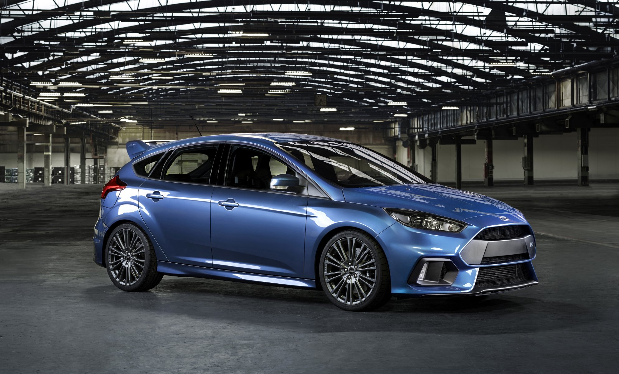 форд 2015 г. focus rs голубой металлик сбоку автомобиль фото