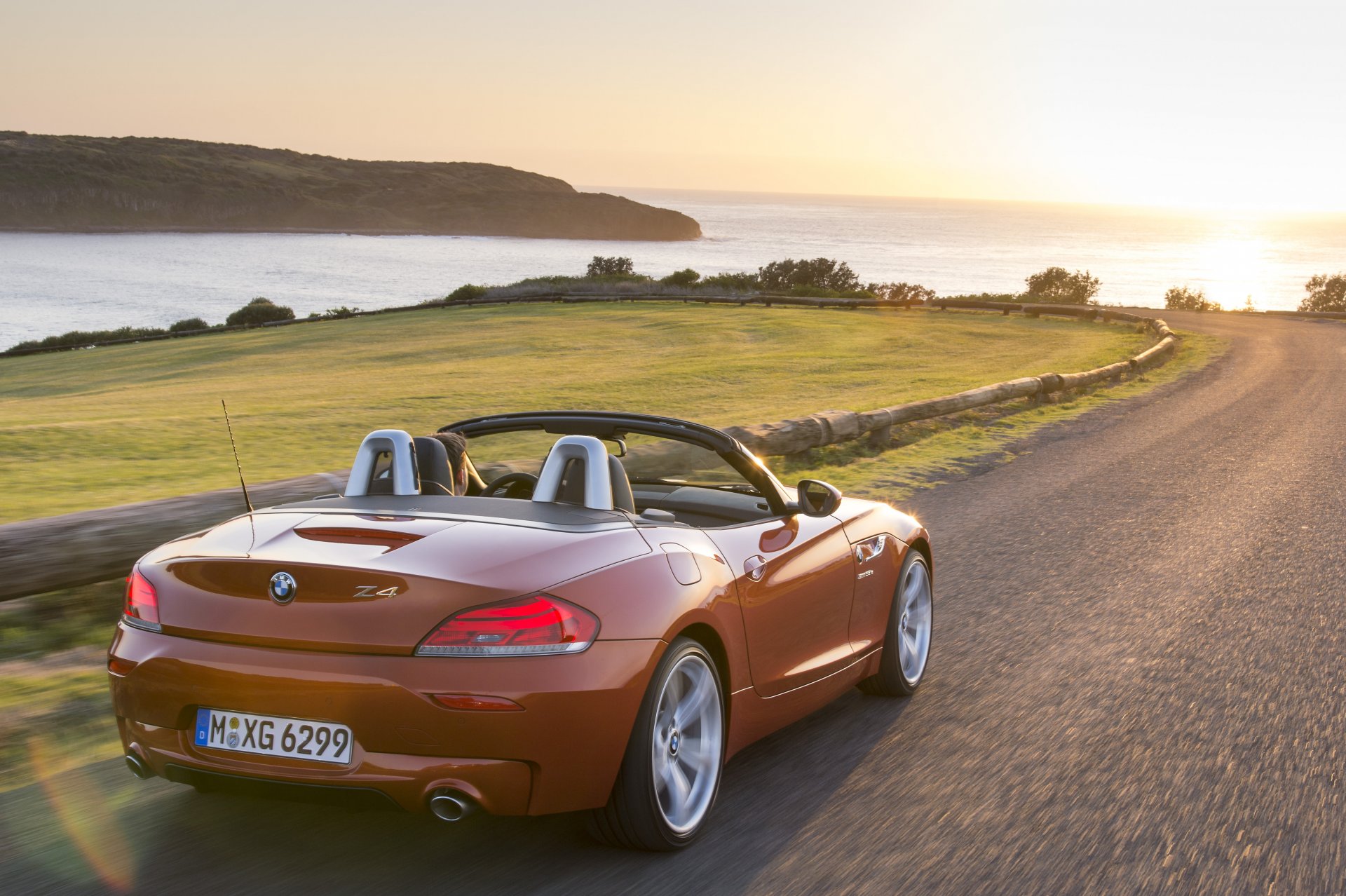 bmw бумер z4 родстер 2014 спорт автомобиль красные дорога красная машины море солнце пейзаж бмв без крыши красивая машина спорткар закат авто hd тачки