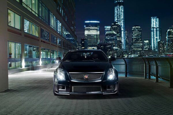 Coche negro en el fondo de la ciudad de la noche