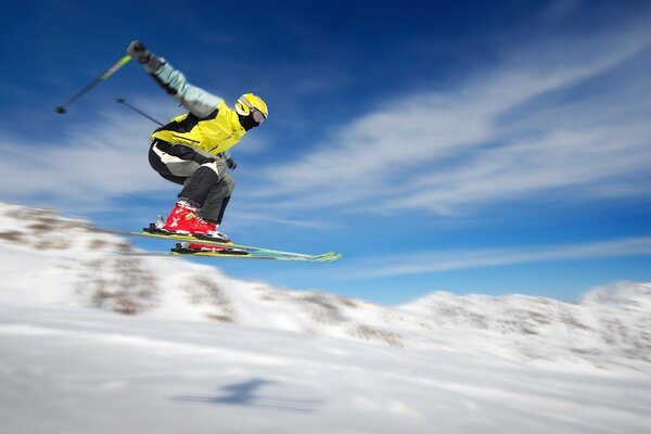 Snowboarder vola giù per la collina