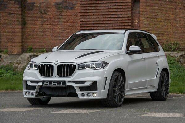 Biały samochód BMW na parkingu