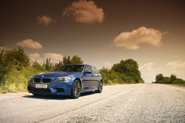 Voiture bleue de course sur la route