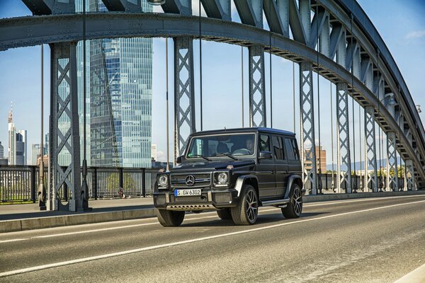 Schwarzer brutaler Mercedes gelentwagen auf der Brücke