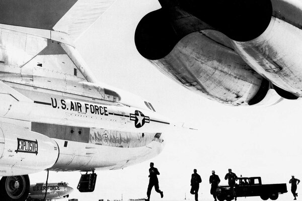 US air force à l aérodrome près de l avion