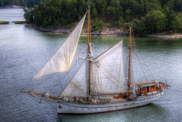 Un velero pasa por la isla