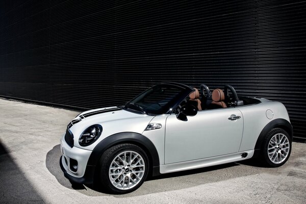 Blanc mini Cooper avec cool Jantes et phares