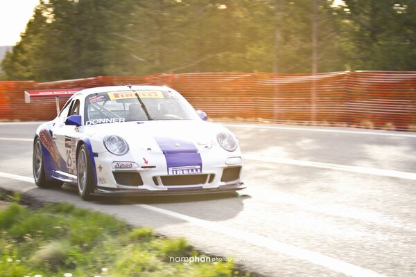 Ein Porsche-Auto auf der Rennstrecke