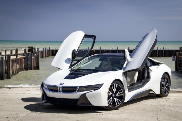 Voiture de sport sur le quai au bord de la mer