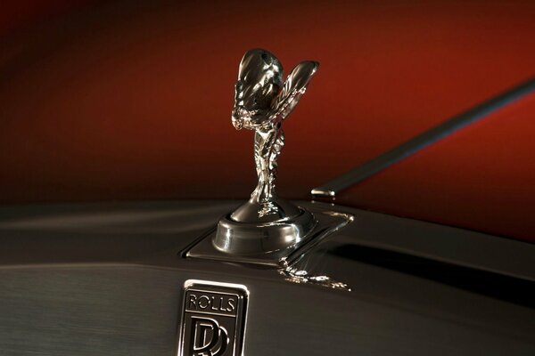 Emblema de Rolls-Royce dentro del coche