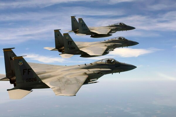 Tres aviones de combate militares