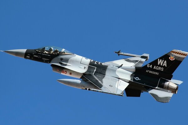 Militärflugzeug auf blauem Himmel Hintergrund