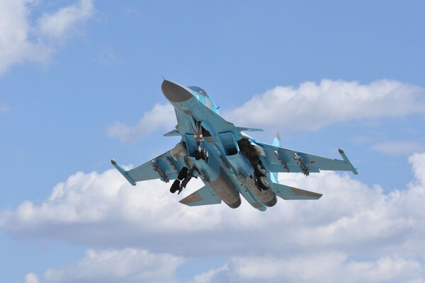 Dans les nuages bleus avion volant su-34