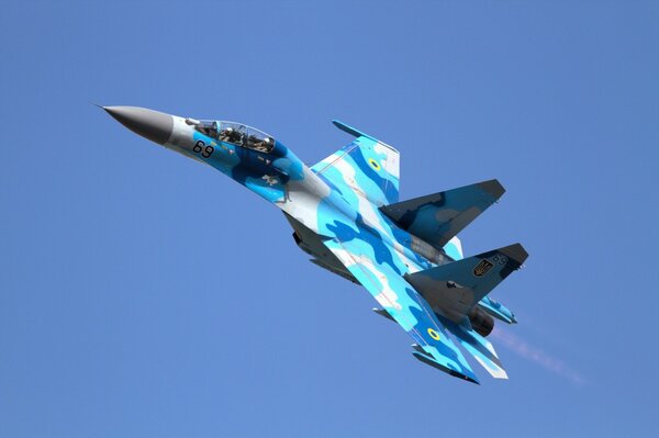 Chasseur polyvalent su-27 en vol