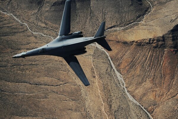 Imagen de un avión gris sobre un fondo marrón