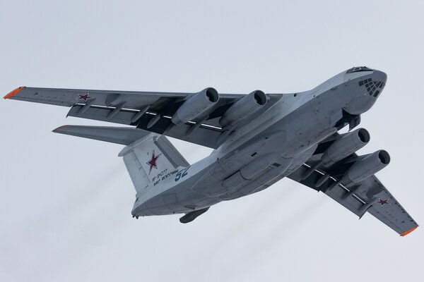 Tankflugzeug il-78m in der Luft