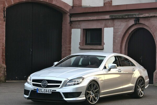 Tuning Mercedes Carlsson on the background of the house