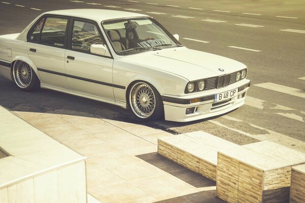 BMW M3 E30 con ruedas BBS