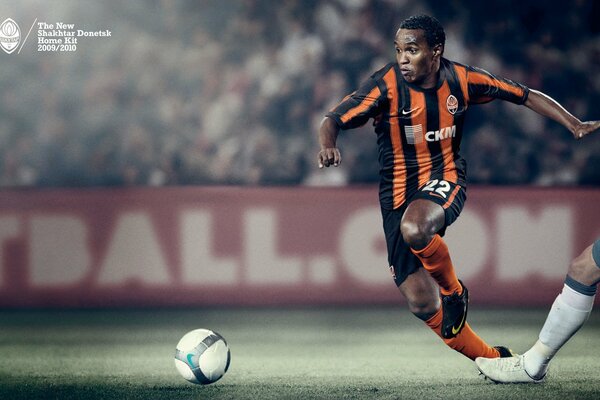 Luis Adriano au milieu d un match de football