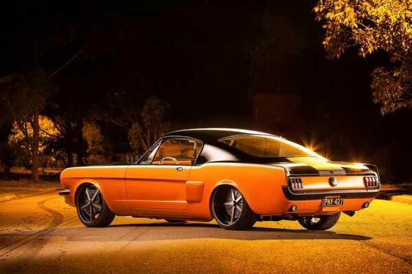 Viejo coche de carreras de color naranja