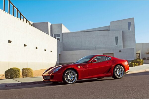 Ferrari rouge dans un environnement urbain