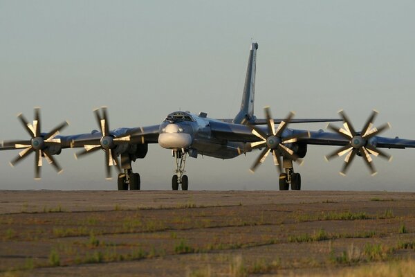 Imagen del avión tu-95 sobre un fondo gris