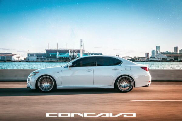 Lexus gs350 f -sport не боится воды