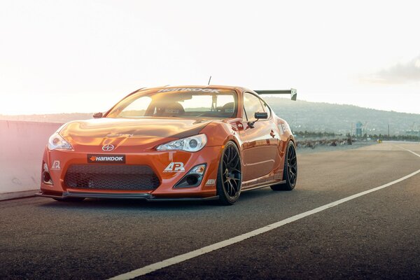 Naranja tuneado Toyota en la pista