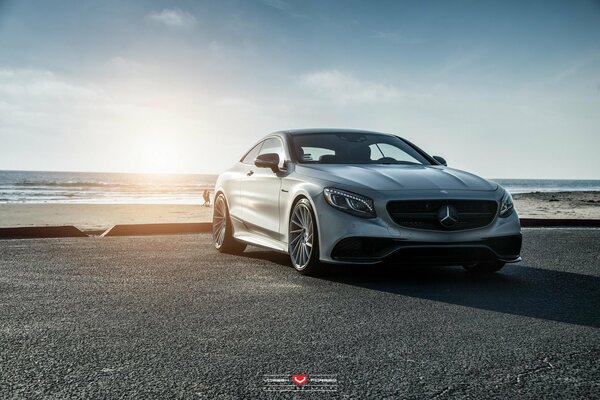 Mercedes Vossen on the background of the beach with the sun