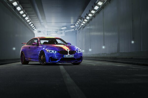 Viola da corsa BMW in un tunnel