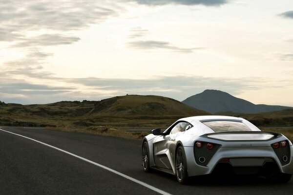 Silver Zenvo se précipite au loin sur une route de banlieue