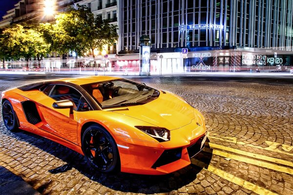 Lamborghini aventador lp700-4 2014 dans la rue de nuit