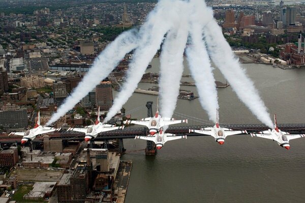 Espectáculo aéreo sobre la ciudad. Aviones hacen figura con pluma de humo