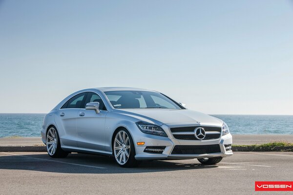 Mercedes argent sur fond de mer