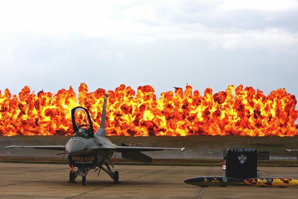 Avion de chasse à l aérodrome. Feu et napalm