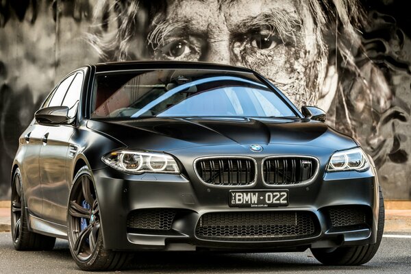 Czarne BMW M5 na tle obrazu